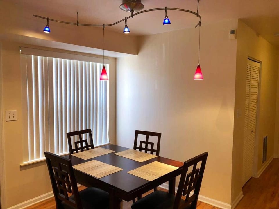 Spacious 2BR Near Univ of Chicago Home Away From Home Apartment in Chicago