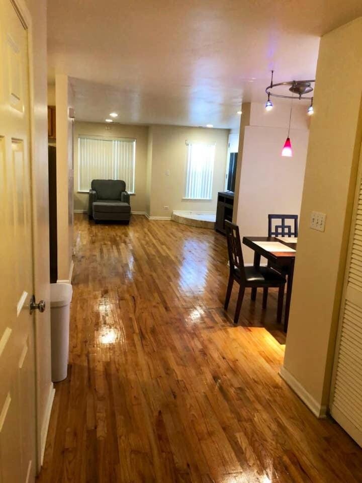 Spacious 2BR Near Univ of Chicago Home Away From Home Apartment in Chicago