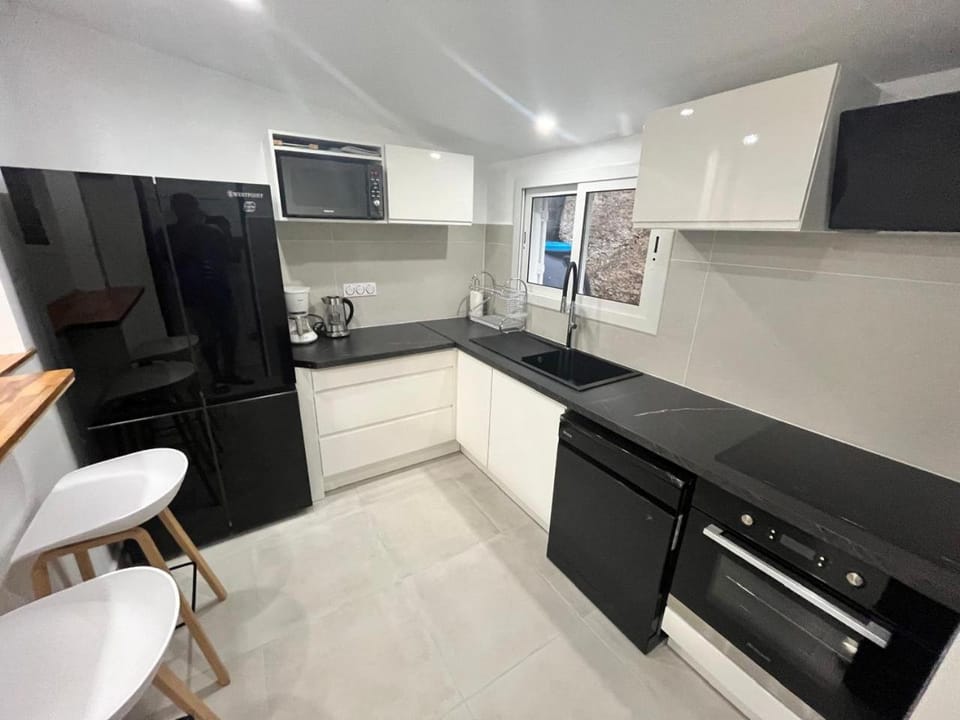 TV and multimedia, Kitchen or kitchenette, Dining area, dishwasher, microwave, oven, storage, storage, stove