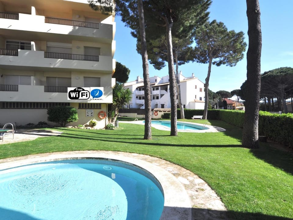 Apartamento Comodo con Piscina y Jardín, Cerca de la Playa y el Puerto - HISP-7-54 Apartment in L'Escala