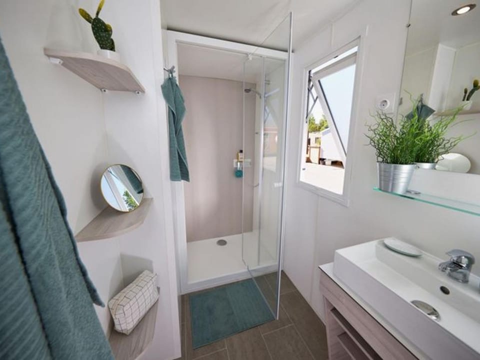 Mobil Home Confort 3 Chambres avec Terrasse - API-1-52-668 Campground/ 
RV Resort in Centre-Val de Loire