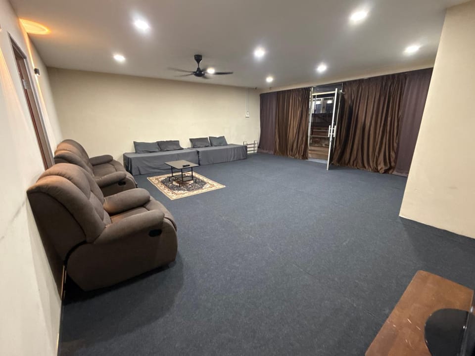 Megram Cozy Homestay , Meru Raya, Ipoh-Entire 4 bedrooms Unit for 23 Pax House in Ipoh