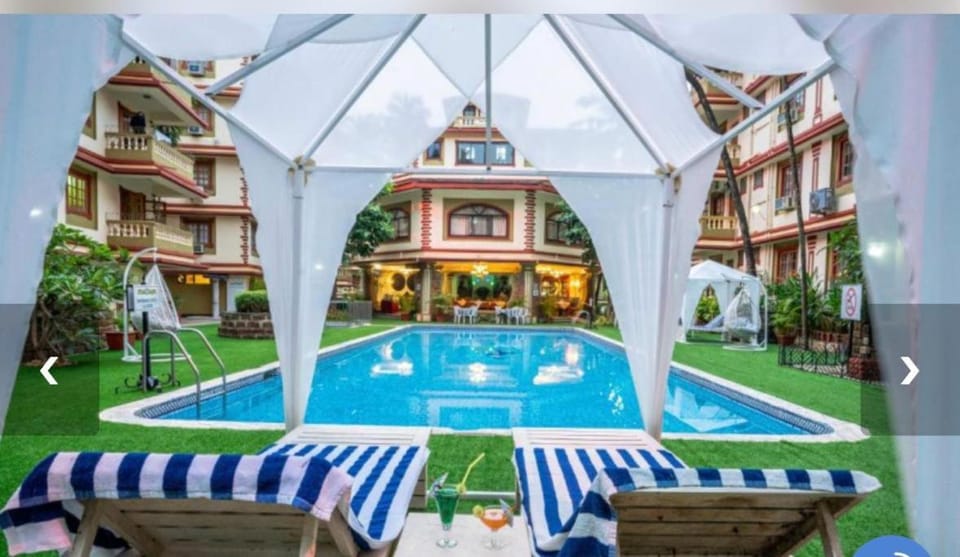 Property building, Patio, Day, Pool view, Swimming pool, Location, sunbed