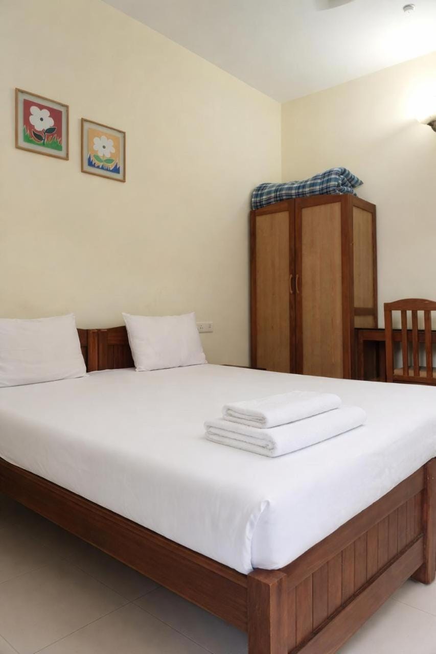 Bedroom, towels, towels, wardrobe