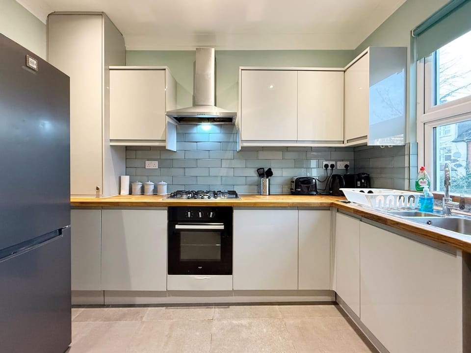 Henry's 3 Bedroom apartment in Finchley House in London