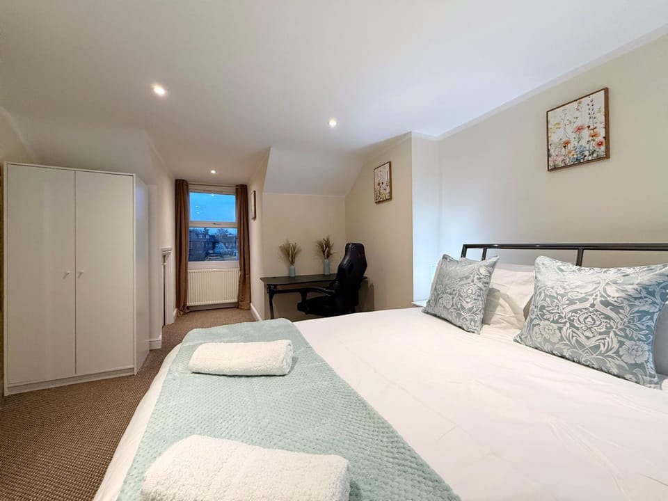Henry's 3 Bedroom apartment in Finchley House in London