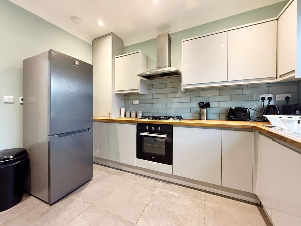 Henry's 3 Bedroom apartment in Finchley House in London