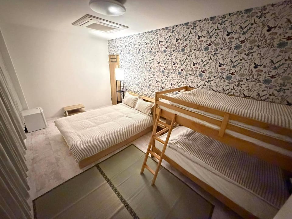 Bedroom, bunk bed