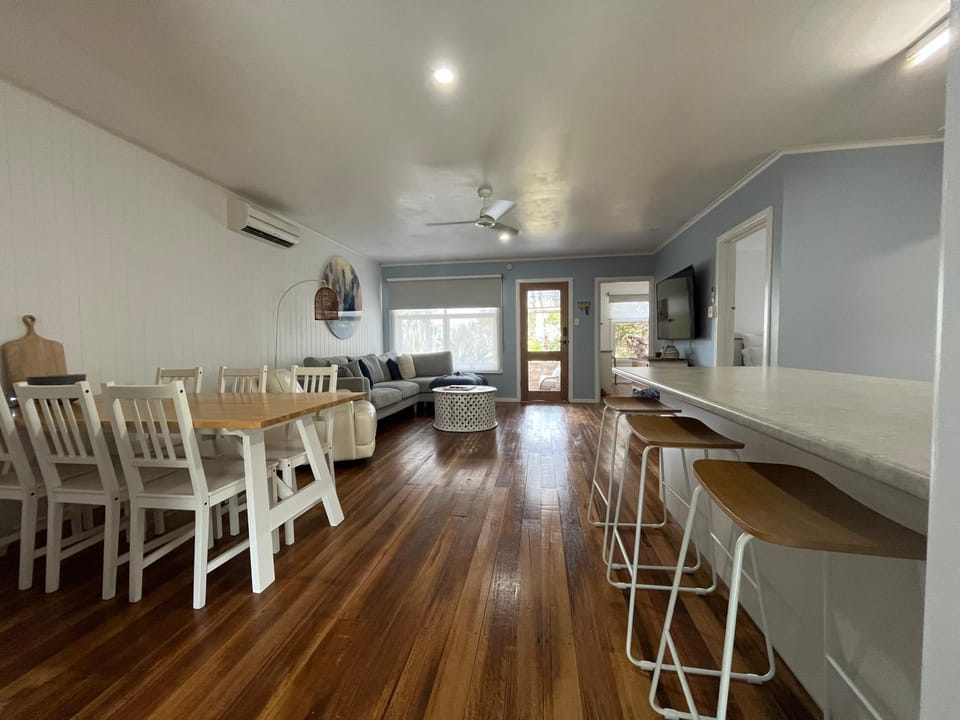 Seating area, Dining area