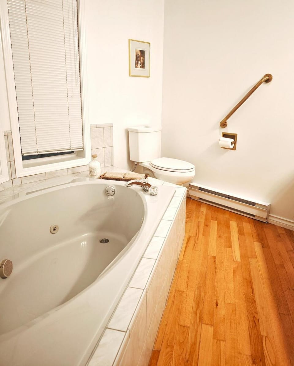 Perching Gull House Storms & Wildlife Watching Oceanfront View Villa in Vancouver Island