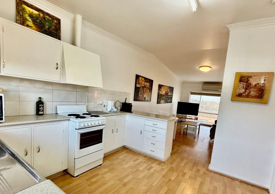 Scarborough Beach 1BR Acacia Coastal Escape Apartment hotel in Perth
