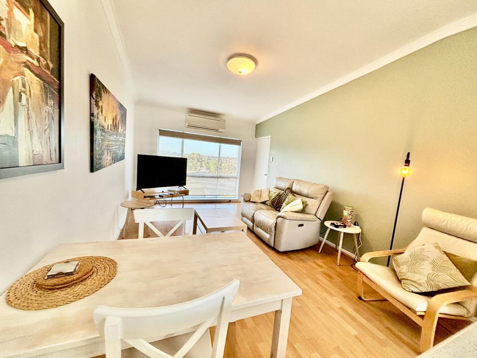 Scarborough Beach 1BR Acacia Coastal Escape Apartment hotel in Perth