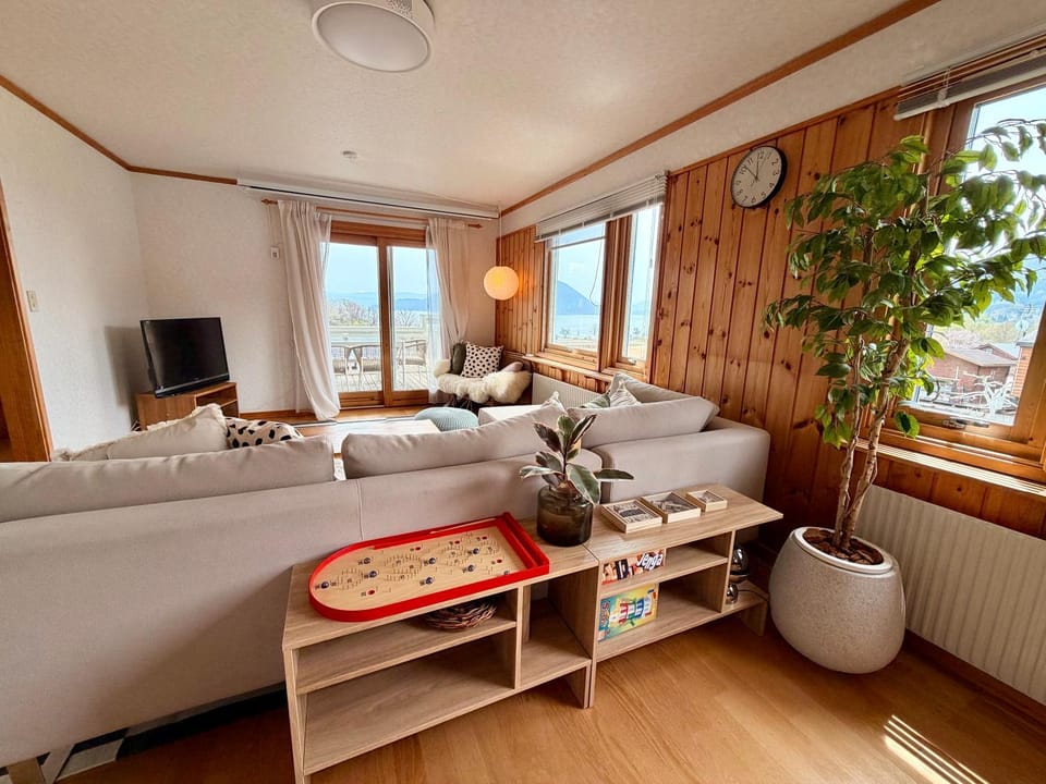 Communal lounge/ TV room, TV and multimedia, Living room, Photo of the whole room, Seating area