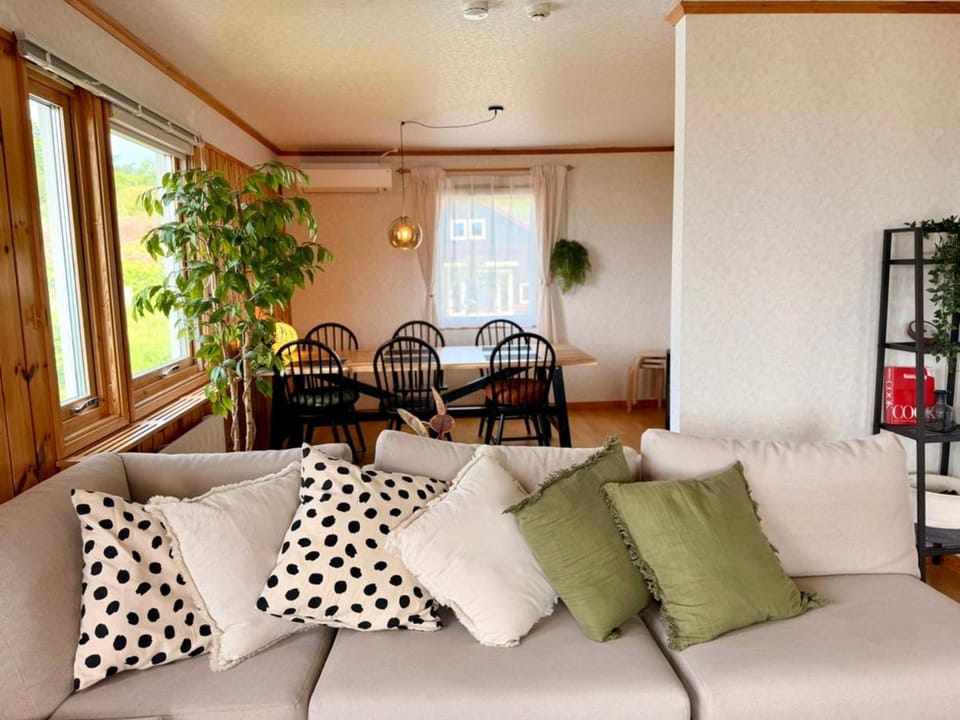 Decorative detail, Decorative detail, Seating area, Dining area