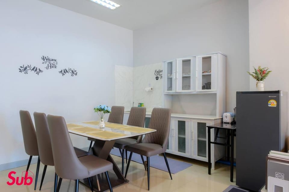 Kitchen or kitchenette, Dining area, oven, stove