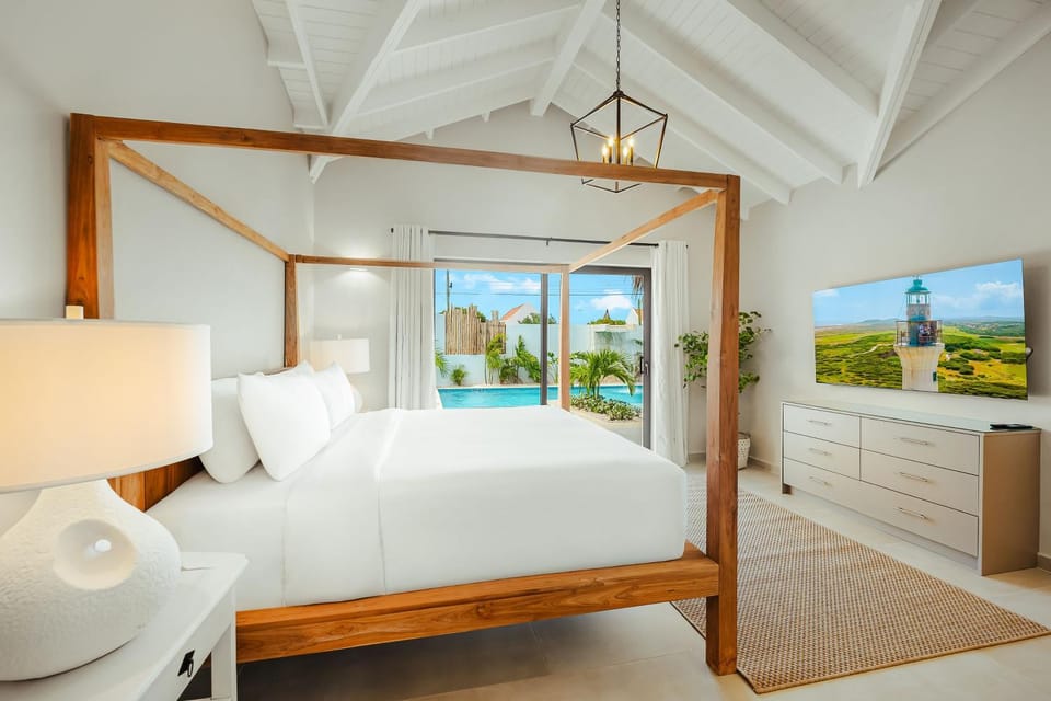 Bed, TV and multimedia, Photo of the whole room, Bedroom, Pool view, Swimming pool