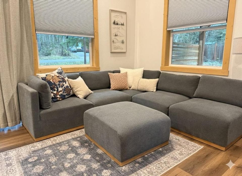 Ember & Evergreen Retreat with covered hot tub and patios in charming Ashford House in Ashford