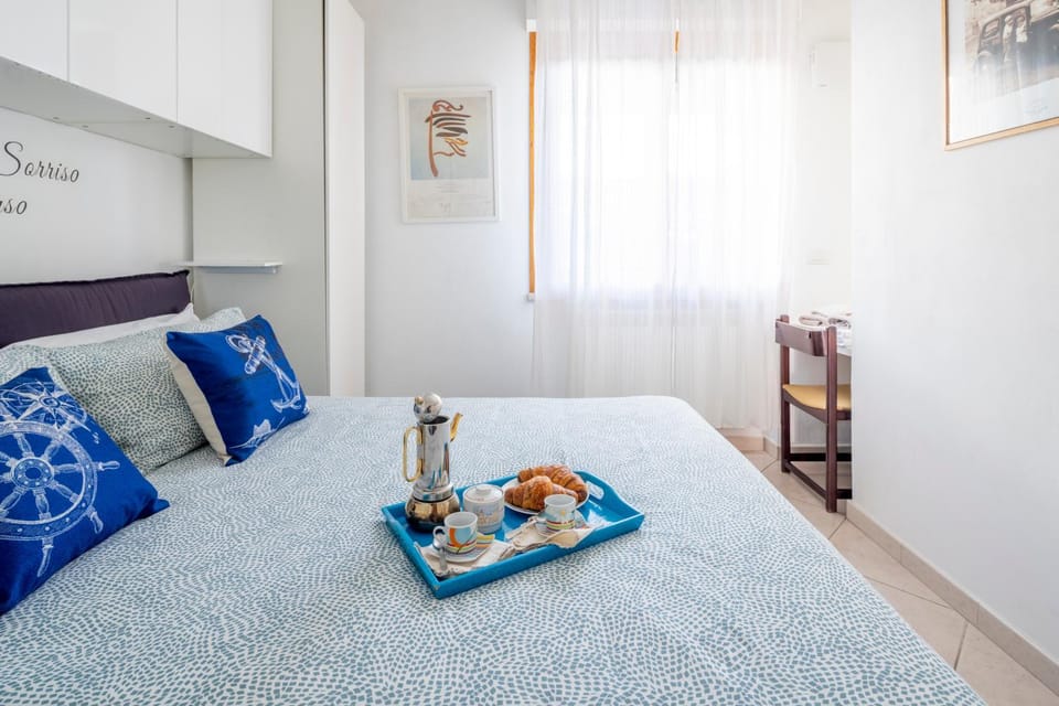 Bed, Photo of the whole room, Bedroom, internet, wardrobe