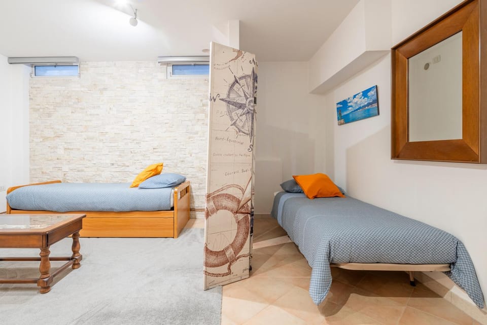 Bed, Living room, Photo of the whole room, Seating area, Bedroom