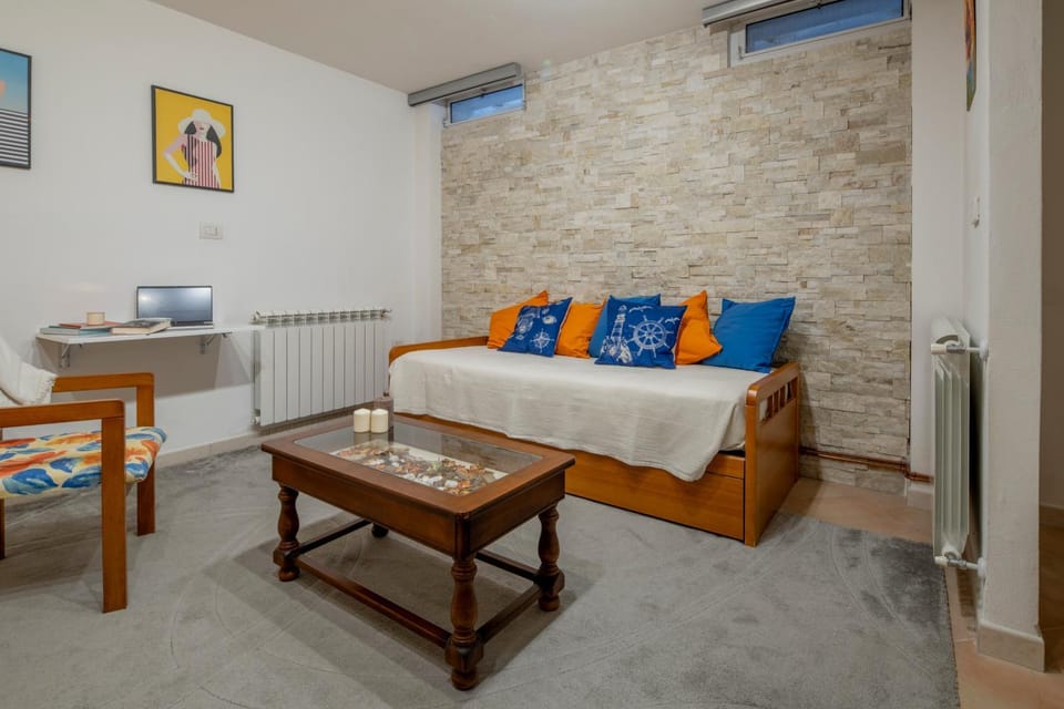 Living room, Seating area, Entertainment, internet