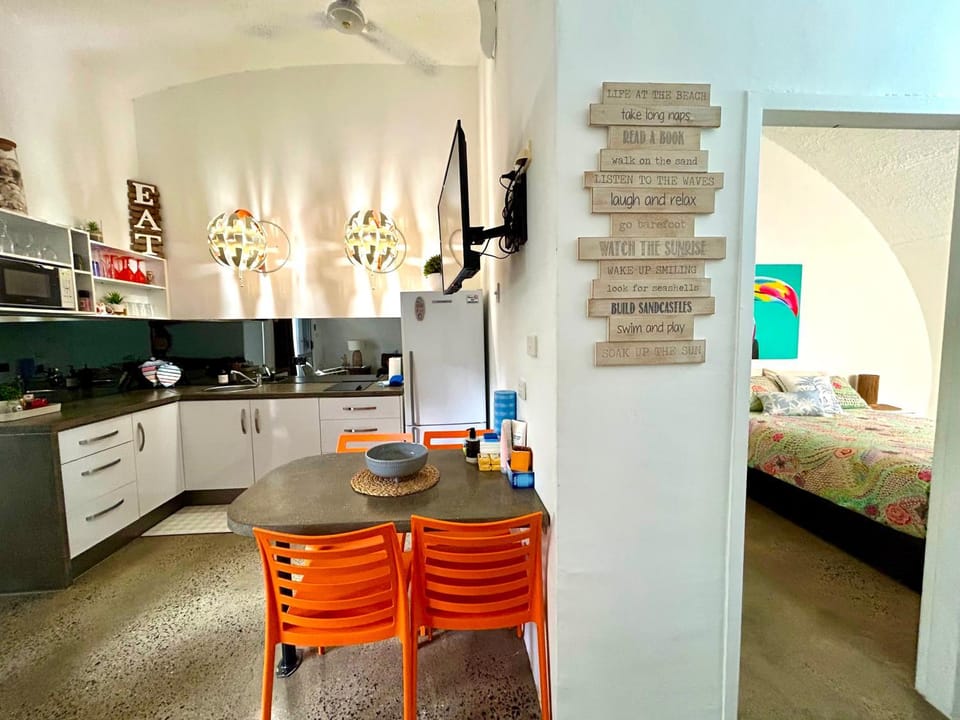 TV and multimedia, Kitchen or kitchenette, Dining area, Bedroom, kitchen, air conditioner, air conditioner