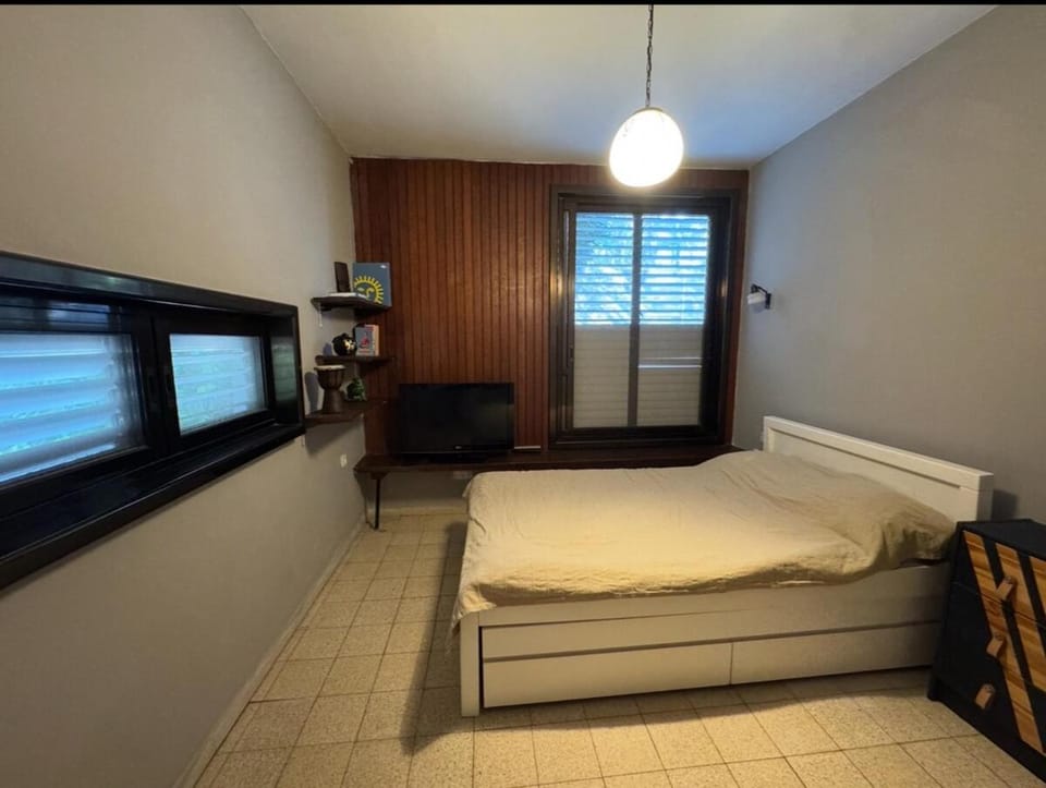 Cottage near the beach - with shelter near the house House in Herzliya