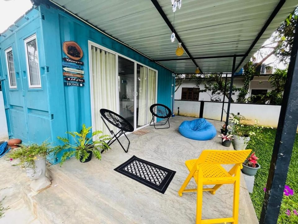 Nature Container AC Villa Deluxe Double Room Villa in Kamburugamuwa
