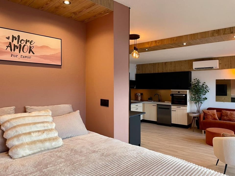 Bed, Living room