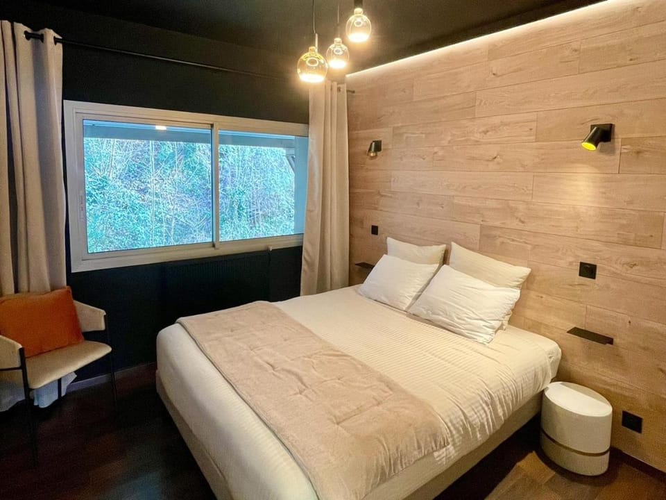 Bed, Photo of the whole room, Bedroom