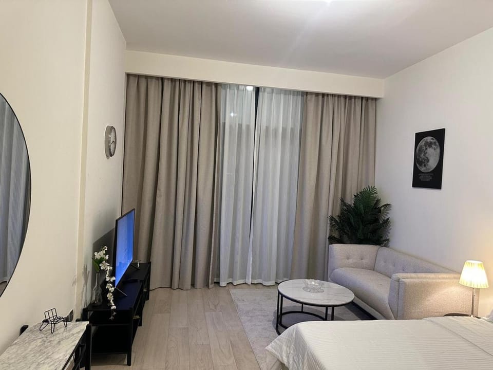 Bed, TV and multimedia, Seating area
