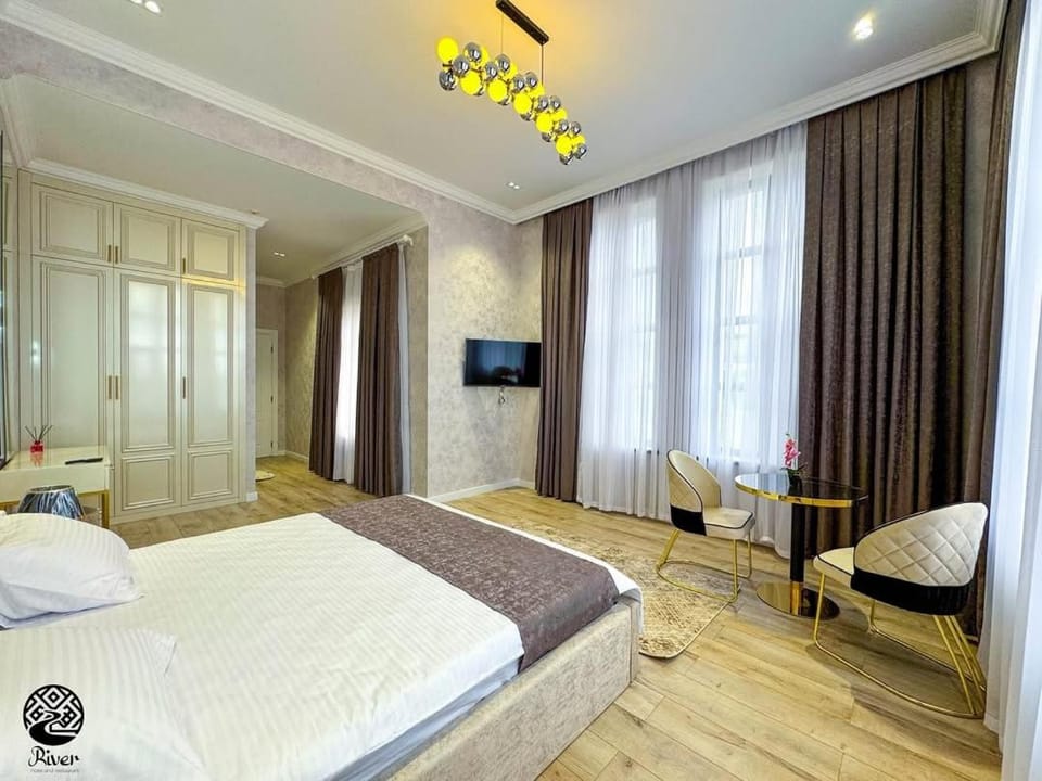 Bed, TV and multimedia, Photo of the whole room, Bedroom, towels
