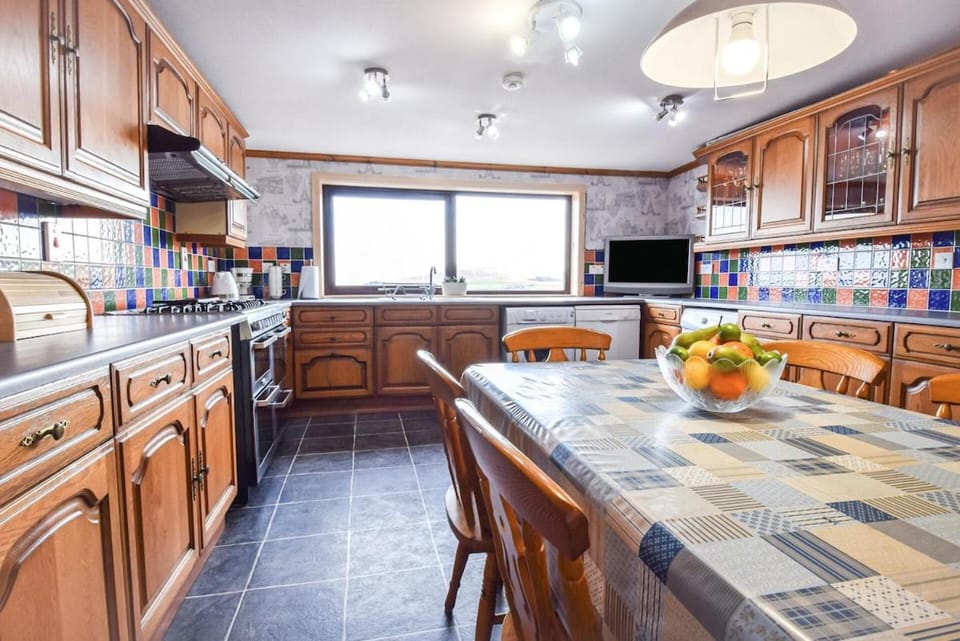 Kitchen or kitchenette, Dining area, dishwasher, oven, stove