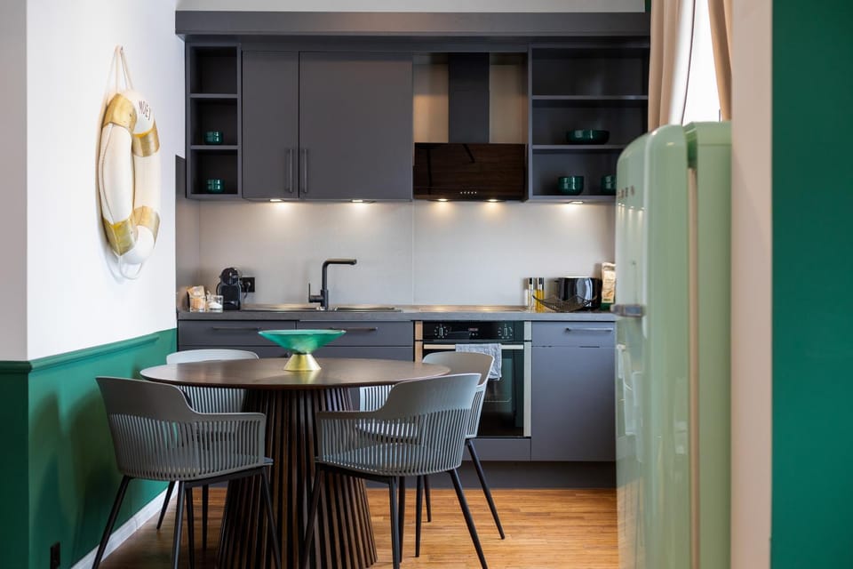 Coffee/tea facilities, Kitchen or kitchenette, Decorative detail, Dining area, dishwasher, minibar, oven, stove, toaster, kitchen