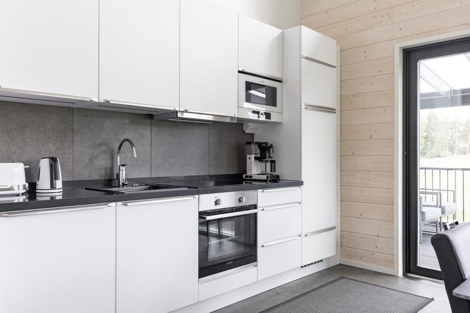 Coffee/tea facilities, Kitchen or kitchenette, dishwasher, oven, stove, toaster