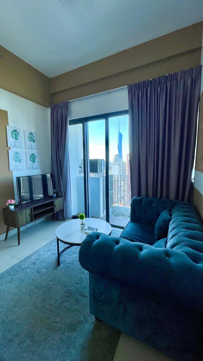 Day, TV and multimedia, Living room, Seating area, City view, City view, hair dryier