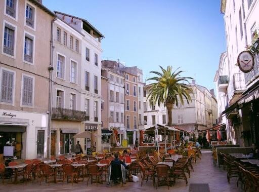 studio city center parking clim wifi bathroom Apartment in Nimes