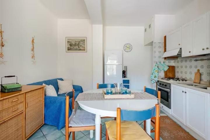 Kitchen or kitchenette, Living room, Dining area, oven, stove