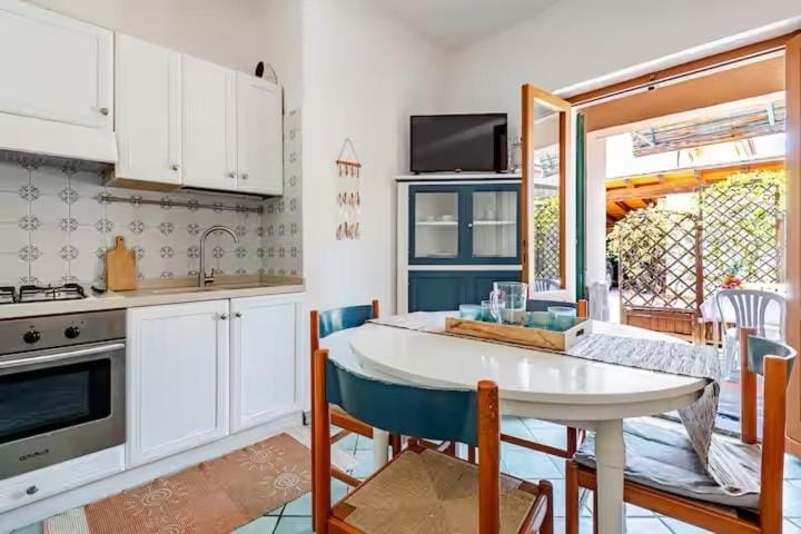 Kitchen or kitchenette, Living room, oven, stove
