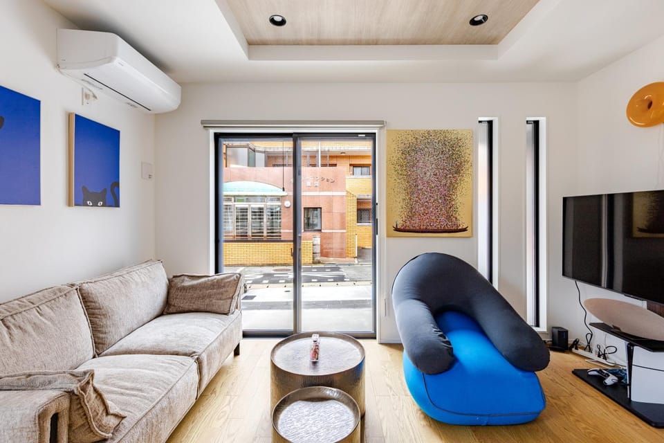 6 minutes by tram to Tenjin Stylish house for rent for up to 8 people Comfortable with 3 independent bedrooms & 2 toilets Parking lot for 2 cars Apartment in Fukuoka