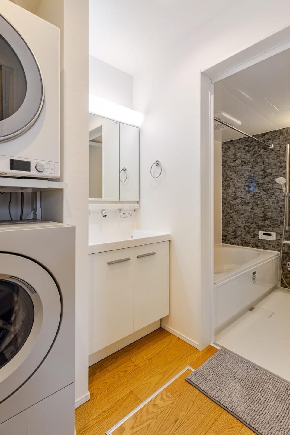 6 minutes by tram to Tenjin Stylish house for rent for up to 8 people Comfortable with 3 independent bedrooms & 2 toilets Parking lot for 2 cars Apartment in Fukuoka