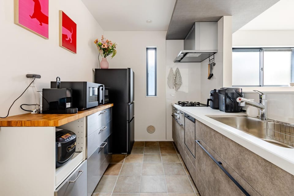 6 minutes by tram to Tenjin Stylish house for rent for up to 8 people Comfortable with 3 independent bedrooms & 2 toilets Parking lot for 2 cars Apartment in Fukuoka
