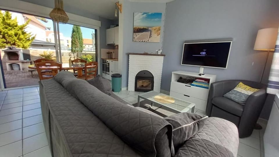 Communal lounge/ TV room, TV and multimedia, Living room, Seating area, Dining area