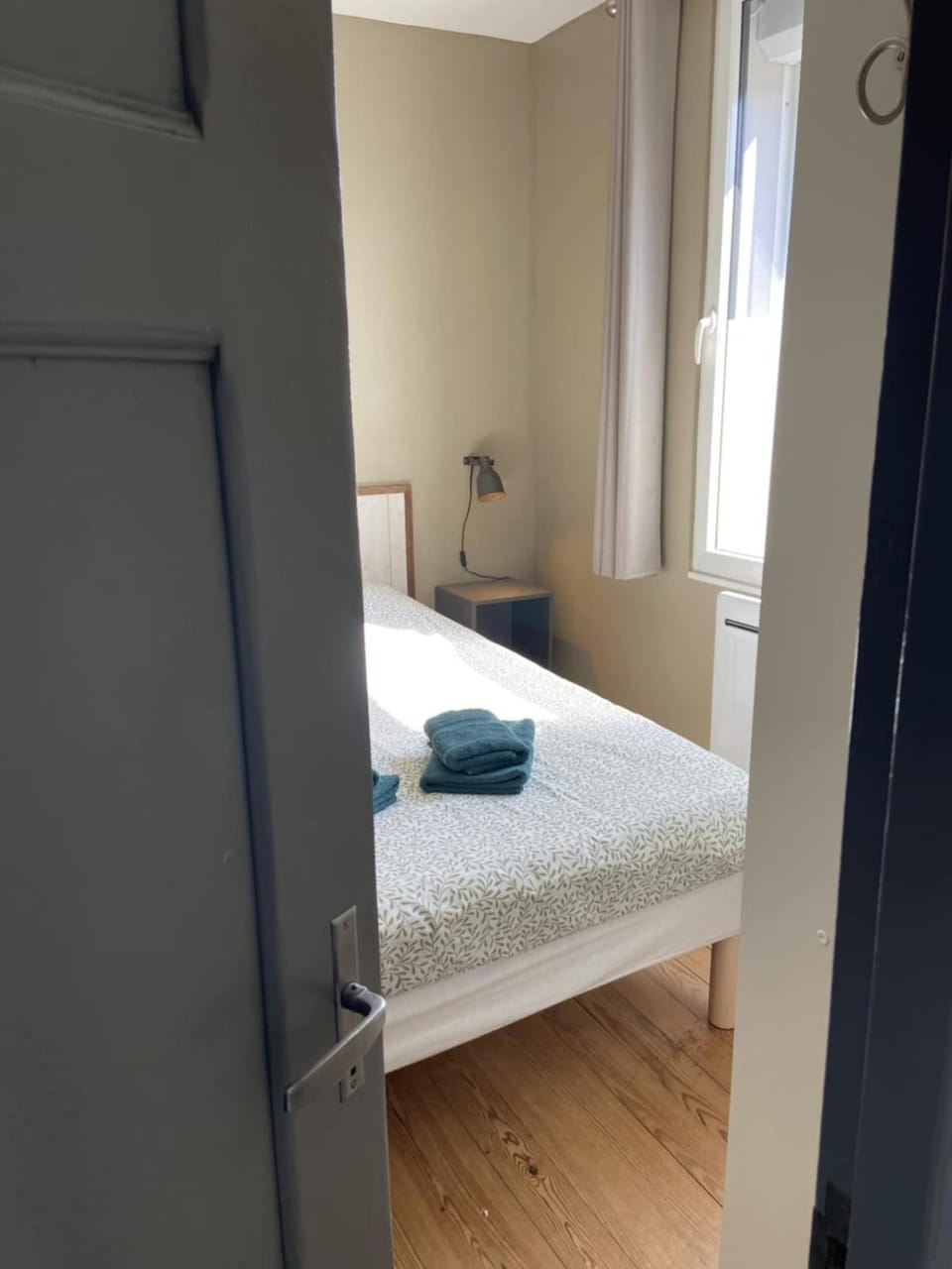 Photo of the whole room, Bedroom, heating