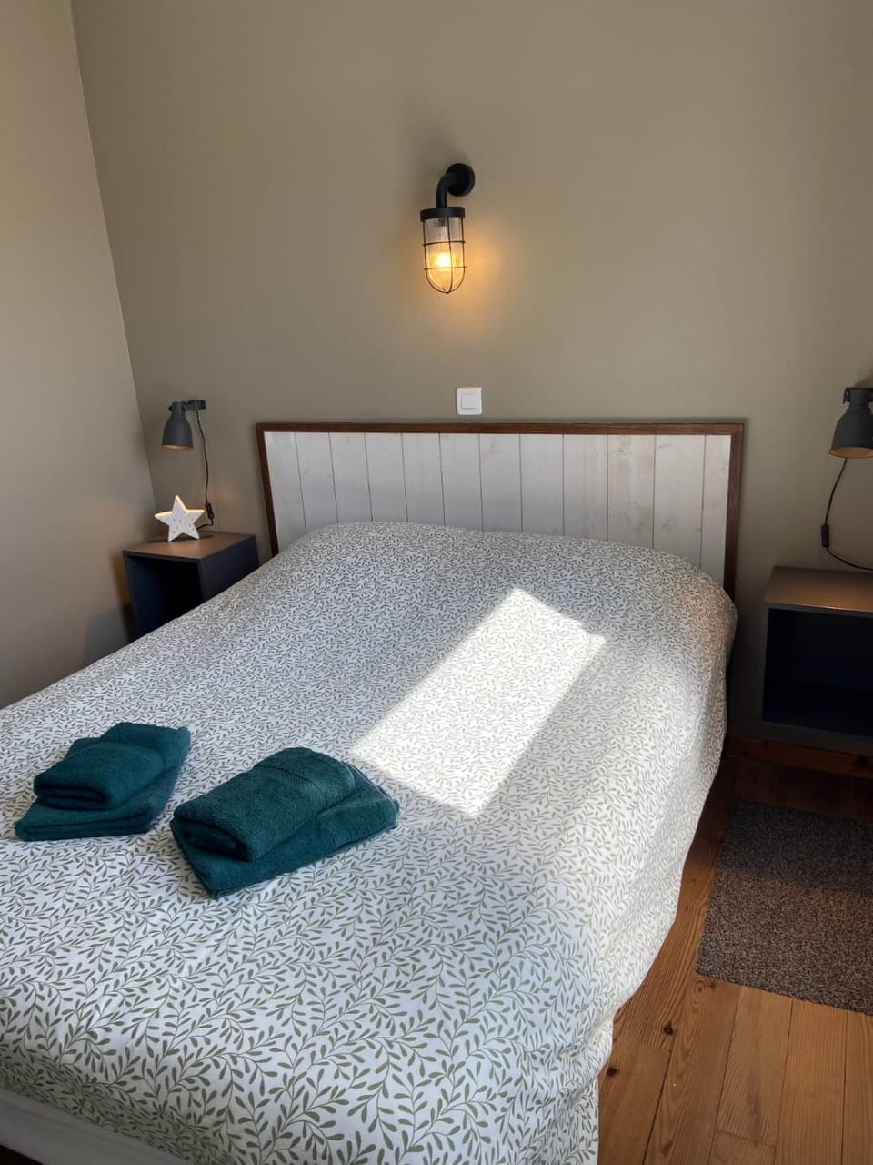 Photo of the whole room, Bedroom, towels