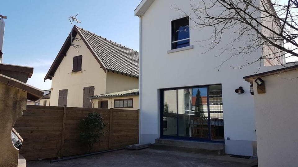 Property building, BBQ facilities, Balcony/Terrace