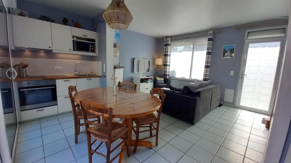 Day, Kitchen or kitchenette, Living room, Seating area, Dining area, Meals, oven, stove