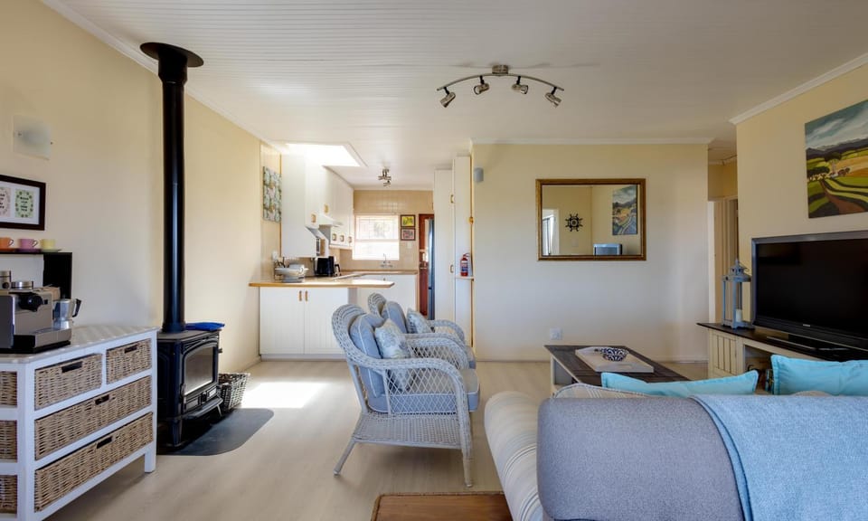 TV and multimedia, Coffee/tea facilities, Kitchen or kitchenette, Living room, Seating area, fireplace, internet