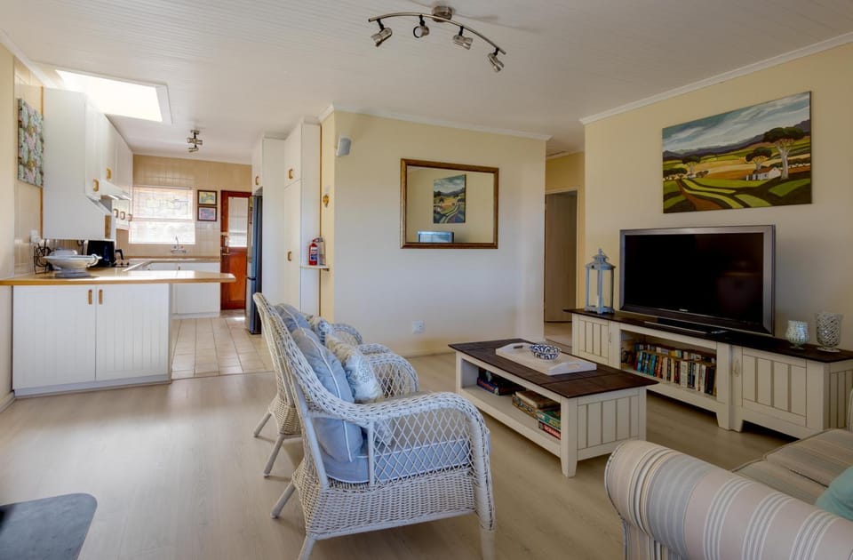 TV and multimedia, Kitchen or kitchenette, Living room, Decorative detail, Seating area