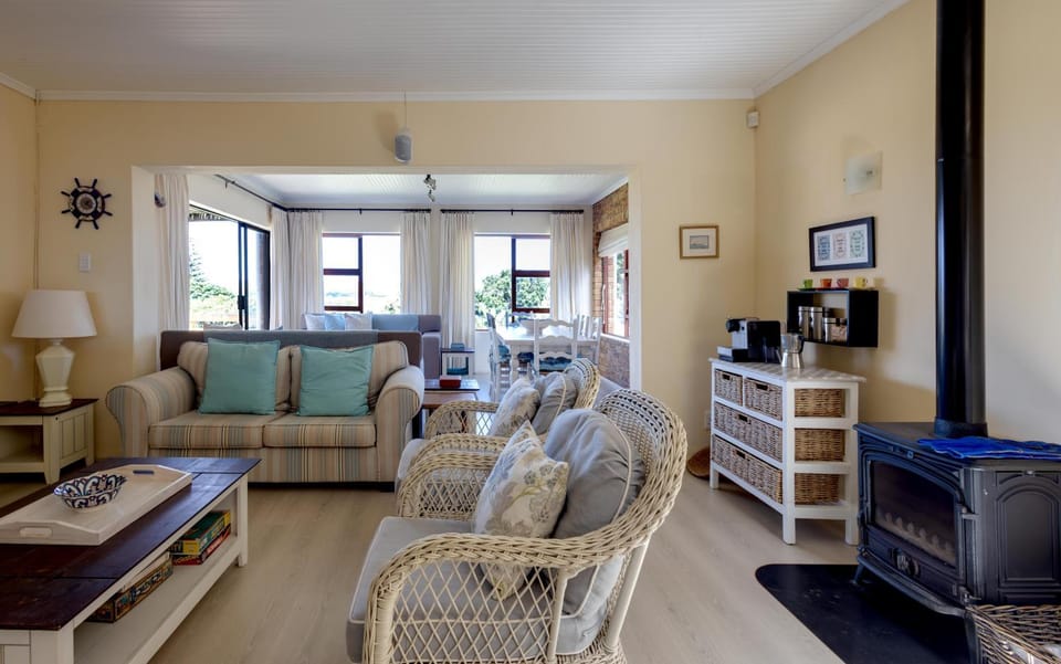 TV and multimedia, Coffee/tea facilities, Living room, Photo of the whole room, Decorative detail, Seating area, Dining area, fireplace