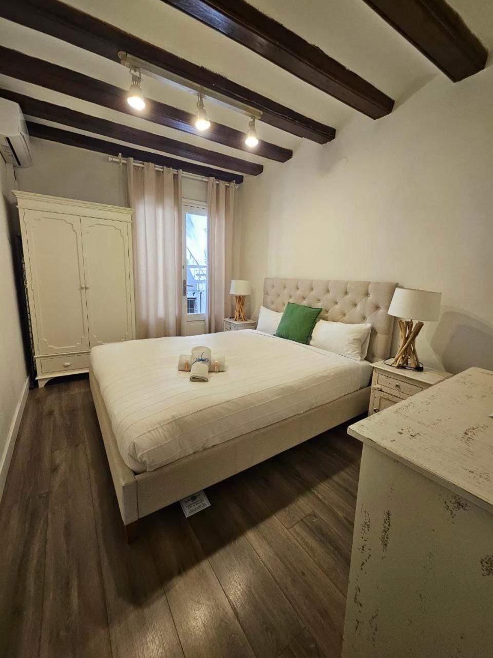 Five Room Family Flat Near Ramblas Apartment in Barcelona